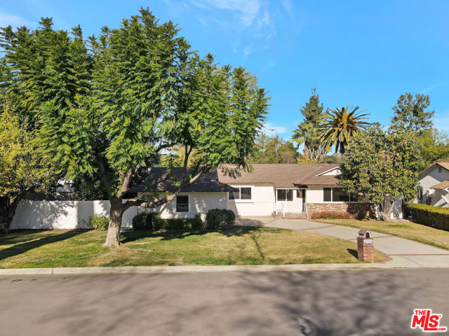 23153 Gonzales Drive, Woodland Hills CA: https://media.crmls.org/mediaz/6ee6d568-fb20-474b-8d80-5c0acf06e7d0.jpg