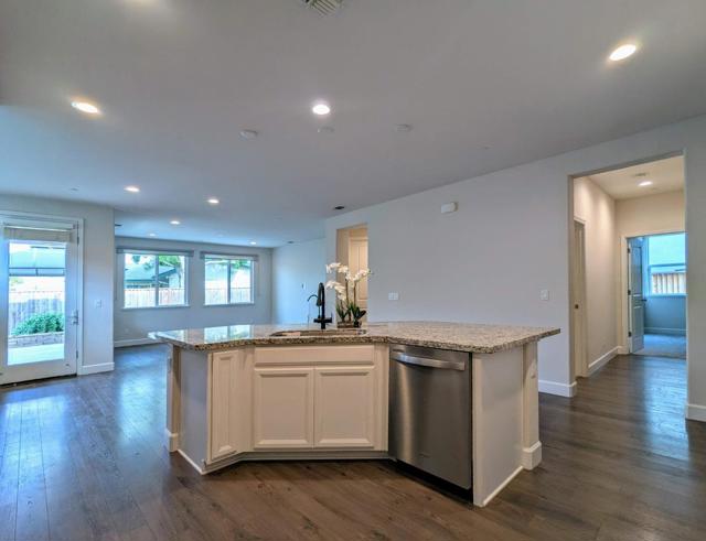 721 Segovia Drive, Hollister CA: https://media.crmls.org/mediaz/6ee6dd0b-82ef-4de2-8a63-6bcfa5df2d40.jpg