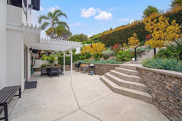 2127 Heather Ln, Del Mar CA: https://media.crmls.org/mediaz/6ee76b72-c413-4d24-8cb5-de4b5dce8548.jpg