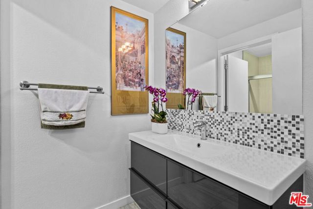 200 N Swall Drive, Beverly Hills CA: https://media.crmls.org/mediaz/6ee76e48-a2d4-480b-bf51-9fe23bc72b20.jpg