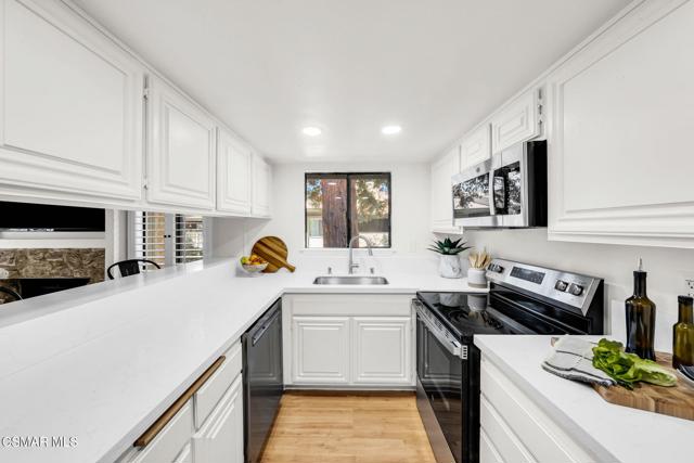 769 Birchpark Circle, Thousand Oaks CA: https://media.crmls.org/mediaz/6ee7af27-4489-4958-8f53-f31708077d6d.jpg