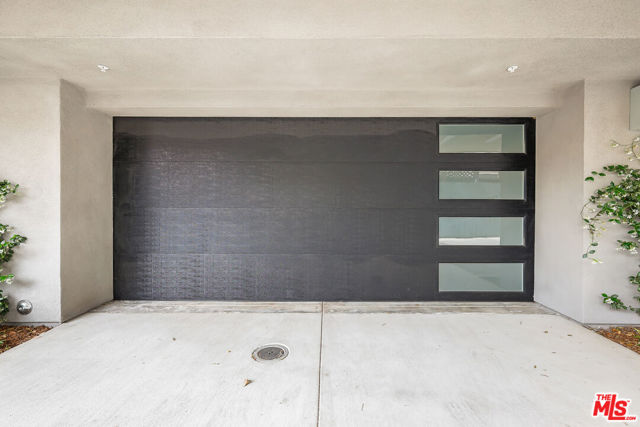 1202 N Orange, West Hollywood CA: https://media.crmls.org/mediaz/6ee8cc74-bb46-4caa-98b6-b9f08e4cb3a3.jpg