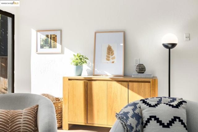 568 Vistamont Ave, Berkeley CA: https://media.crmls.org/mediaz/6eea7ba9-fd74-447a-b43d-b5a361271c4e.jpg