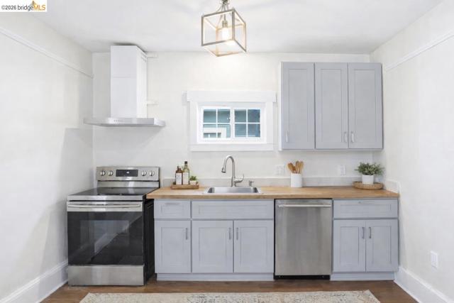 3114 california, Berkeley CA: https://media.crmls.org/mediaz/6eebb9fe-30bf-4309-b0fb-84243972d4d1.jpg