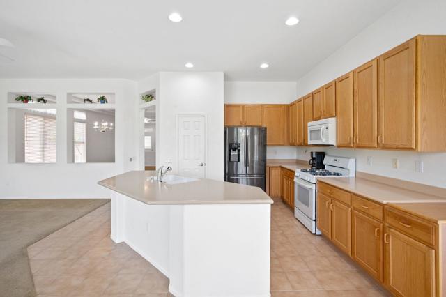 44660 S Heritage Palms Drive, Indio CA: https://media.crmls.org/mediaz/6eed6b07-7bc3-4feb-af77-c88b9f31b7e5.jpg