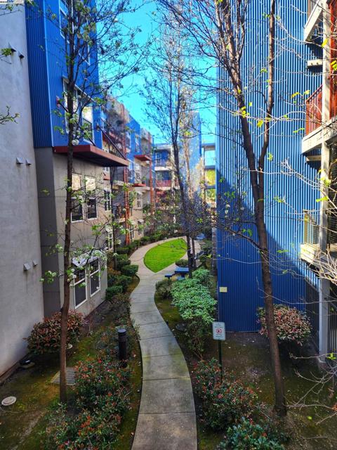 1121 40th Street, Emeryville CA: https://media.crmls.org/mediaz/6eee5c7b-39d7-4d60-9f66-8d038503504d.jpg