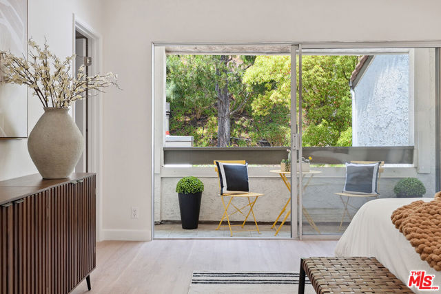 17109 Palisades Circle, Pacific Palisades CA: https://media.crmls.org/mediaz/6eee832c-1d40-4de7-8778-552a08c5a55a.jpg