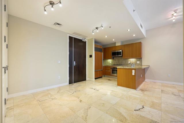 550 Front St., San Diego CA: https://media.crmls.org/mediaz/6eee8a7c-5d30-455a-872f-60a4d36d6c72.jpg