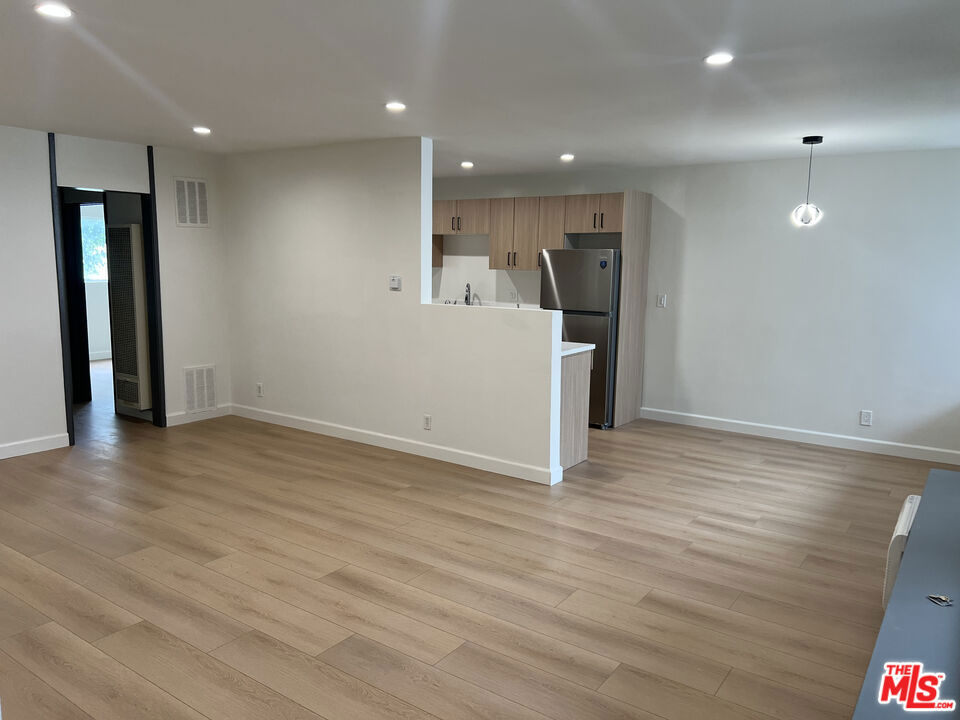 1253 N Hayworth Avenue #104
