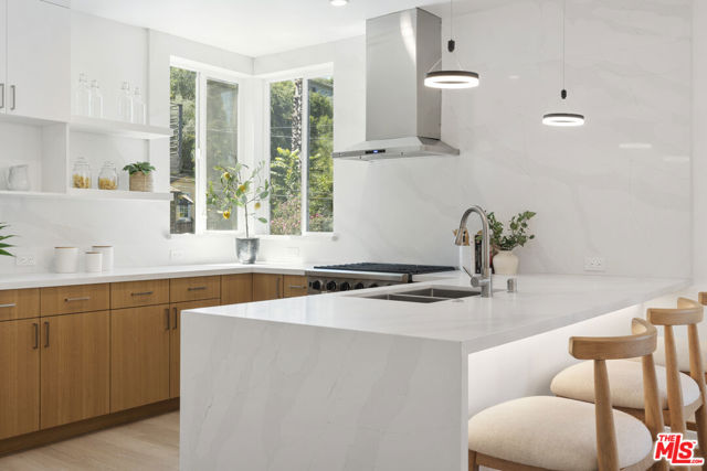 1046 Oban Drive, Los Angeles CA: https://media.crmls.org/mediaz/6eef81a1-4efc-4a92-ab6e-61e9828787ae.jpg