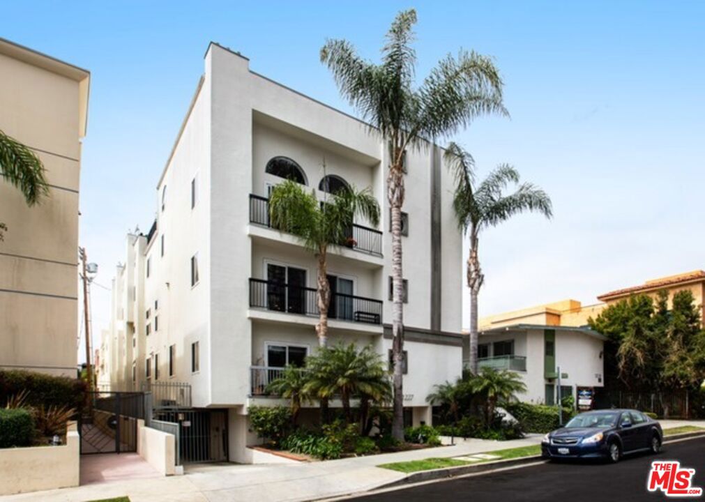 1227 Granville Avenue #PH2