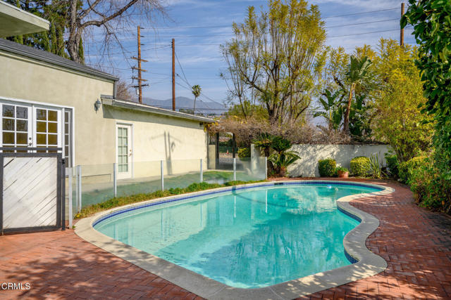 4917 Angeles Crest Highway, La Canada Flintridge CA: https://media.crmls.org/mediaz/6ef05e1e-5fc3-4be7-9e35-752ed5c900b5.jpg