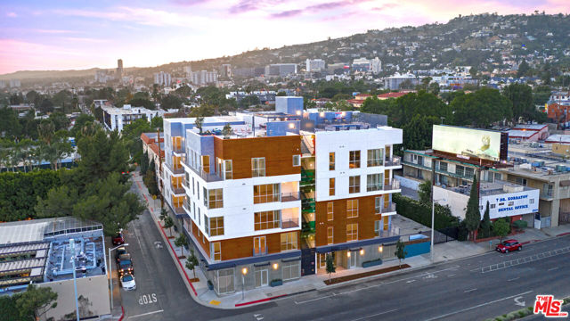 1001 N FAIRFAX Avenue, West Hollywood CA: https://media.crmls.org/mediaz/6ef0dd59-76ae-4893-9b6e-0abd6f1d4647.jpg