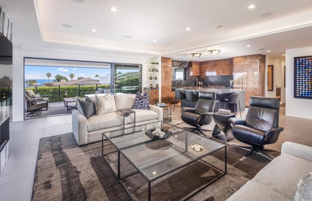 5560 Moonlight Lane, La Jolla CA: https://media.crmls.org/mediaz/6ef0e4d9-8d7a-49a3-b18c-9cdc62a6d04d.jpg