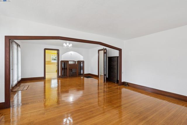 11768 Main St, Sunol CA: https://media.crmls.org/mediaz/6ef1c9de-2cf3-46b7-b3ef-08ba8885465a.jpg