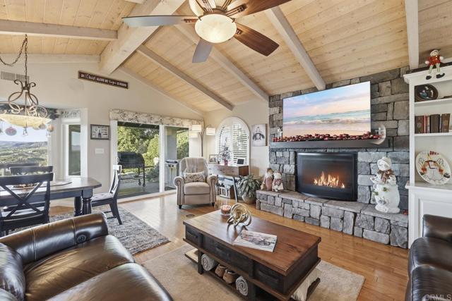 1524 Zutano Lane, Fallbrook CA: https://media.crmls.org/mediaz/6ef1d178-493c-4b37-b831-a2854cc74ba9.jpg