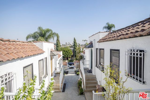 329 N Alexandria Avenue, Los Angeles CA: https://media.crmls.org/mediaz/6ef2940d-08b5-48bc-ba4e-9af978ef6606.jpg