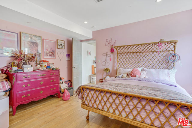 809 Brooks Avenue, Venice CA: https://media.crmls.org/mediaz/6ef2d04d-648f-4d3f-ac17-cc511890f7d1.jpg