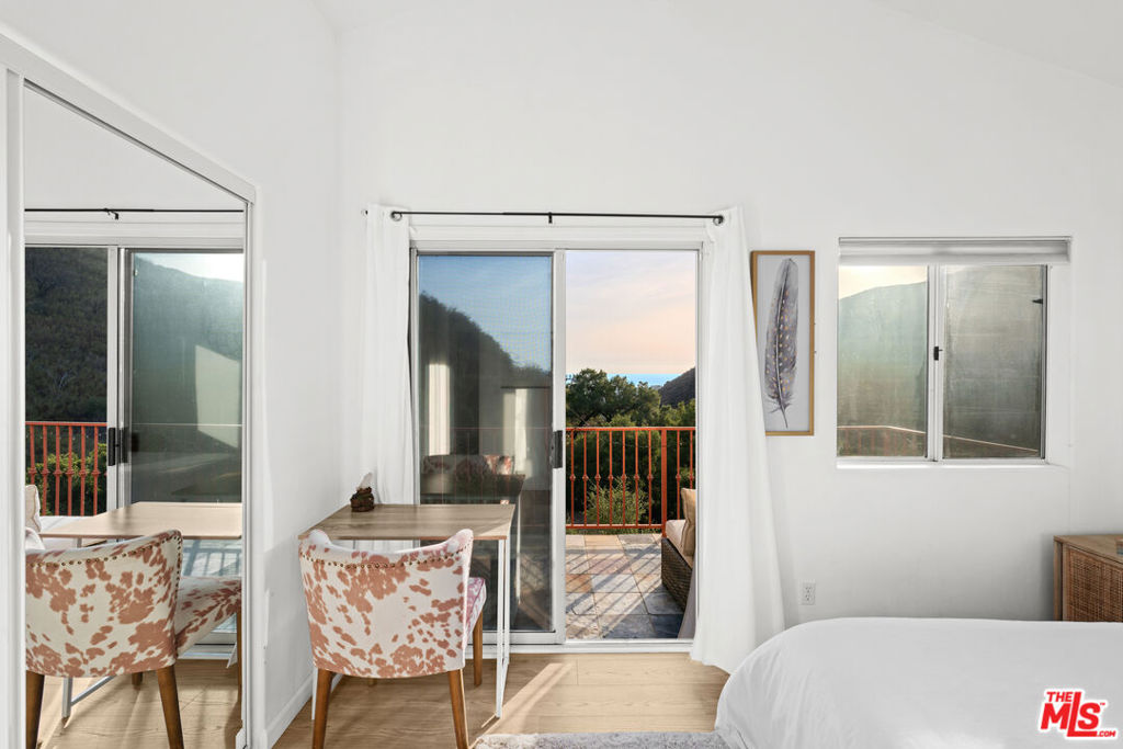 https://media.crmls.org/mediaz/6ef354f5-0c82-4113-9b73-ac092b1c1449.jpg?preset=X-Large