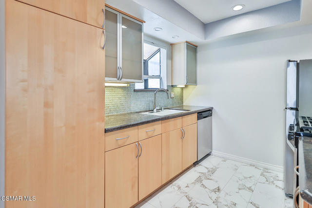 18411 Hatteras Street, Tarzana CA: https://media.crmls.org/mediaz/6ef42924-3006-45d2-a6a4-4b5e5a989eb8.jpg