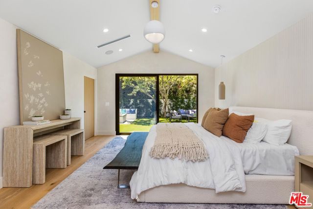 5305 Allott Avenue, Sherman Oaks CA: https://media.crmls.org/mediaz/6ef5b3d5-588a-4627-975a-3af62d8f9ca8.jpg
