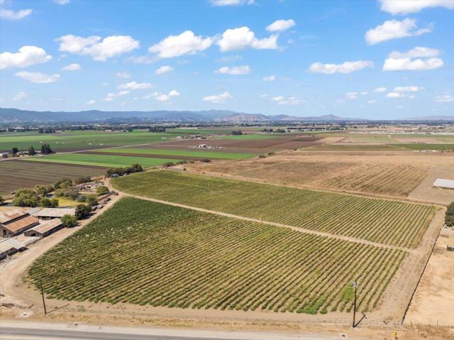 2675 Pacheco Pass Highway, Gilroy CA: https://media.crmls.org/mediaz/6ef6429c-27f0-4294-96a2-73ee3f01c08c.jpg