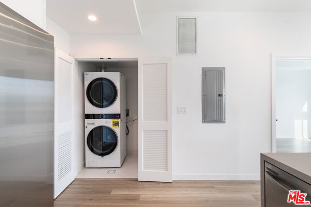 829 Larrabee Street, West Hollywood CA: https://media.crmls.org/mediaz/6ef6e5c4-5aff-4ab4-a08c-38d15108c50f.jpg