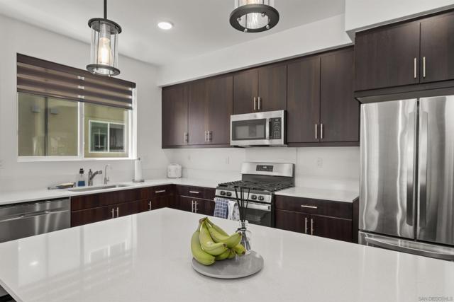 5506 Sandcliff Ln, San Diego CA: https://media.crmls.org/mediaz/6ef93c9c-89bc-41eb-9891-11cbf8e9b842.jpg