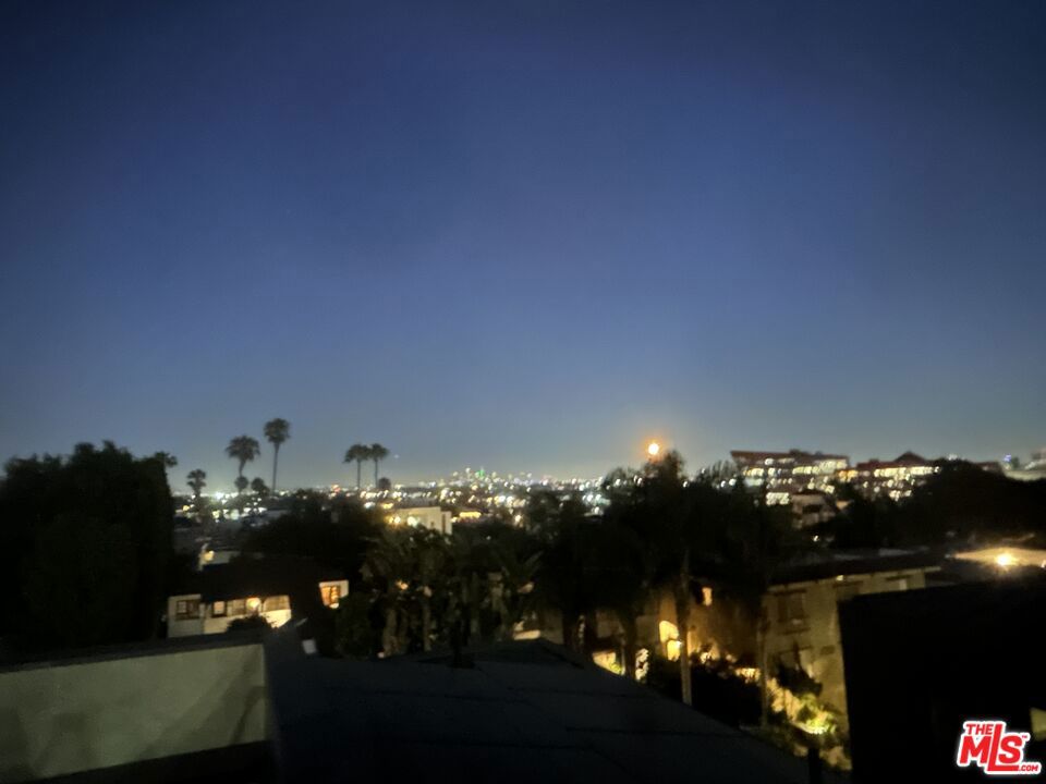 https://media.crmls.org/mediaz/6ef99375-4433-484e-963c-c0eb81a3f116.jpg?preset=X-Large