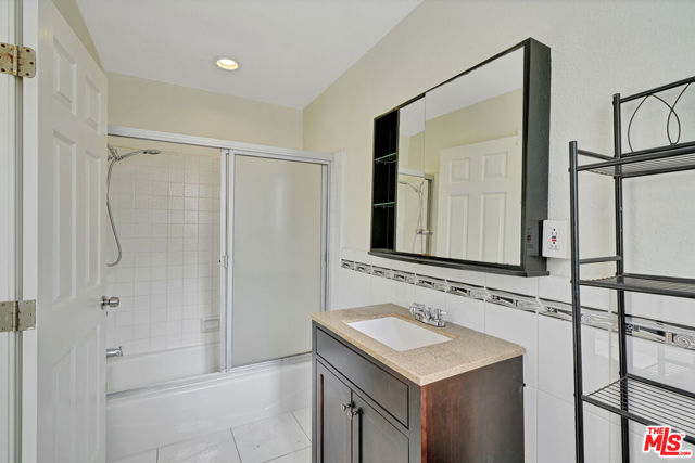 221 S Tower Drive, Beverly Hills CA: https://media.crmls.org/mediaz/6efa4021-8835-457f-b4cd-e3a0b77f8e0c.jpg