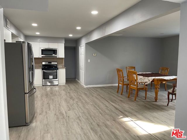 15013 Hartsook Street, Sherman Oaks CA: https://media.crmls.org/mediaz/6efabb6d-e00b-4f9b-9494-9c6ed105a3ca.jpg