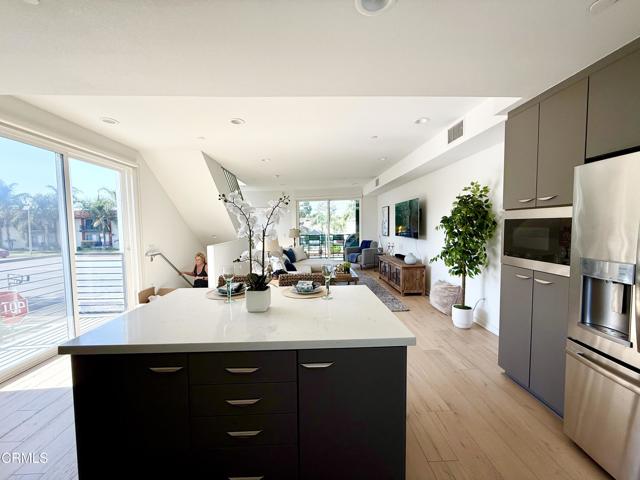 11594 Riverside Drive, Valley Village CA: https://media.crmls.org/mediaz/6efaccad-29ad-4a9e-8441-ee347d0e51eb.jpg