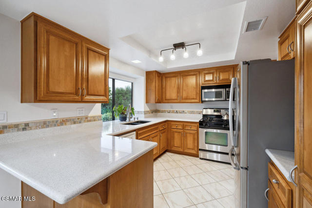 6690 Oak Springs Drive, Oak Park CA: https://media.crmls.org/mediaz/6efb3685-d62f-4cdb-9f59-b1b257de08e5.jpg