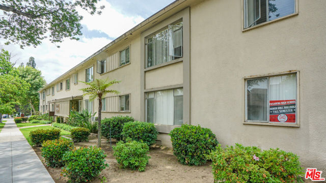275 S Marengo Avenue, Pasadena CA: https://media.crmls.org/mediaz/6efcb732-6afe-4db6-9e07-3178352f336a.jpg