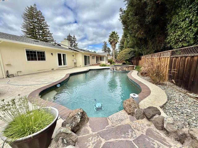 5647 Southbrook Dr, Clayton CA: https://media.crmls.org/mediaz/6efcf411-1be8-4af5-bdbb-b939fc8ce35f.jpg