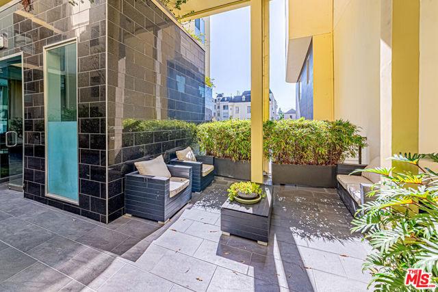 600 S Ridgeley Drive, Los Angeles CA: https://media.crmls.org/mediaz/6efd670a-5c15-47b7-afac-0e5e6c1280ab.jpg