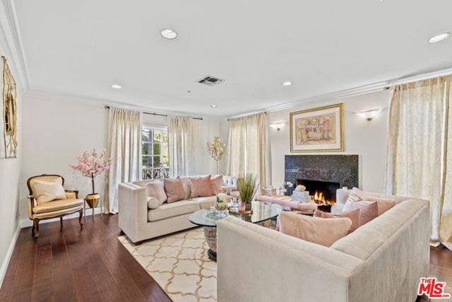 268 S Palm Drive, Beverly Hills CA: https://media.crmls.org/mediaz/6efde22e-3665-44ea-a69c-e6d4c33db31c.jpg
