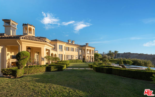 13961 Aubrey Road, Beverly Hills CA: https://media.crmls.org/mediaz/6efe0039-6674-450f-945f-7aec9306df8a.jpg