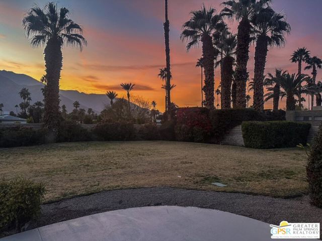 833 N Calle De Flora Vista, Palm Springs CA: https://media.crmls.org/mediaz/6f002734-4c9f-4b4f-b652-a0600e073212.jpg