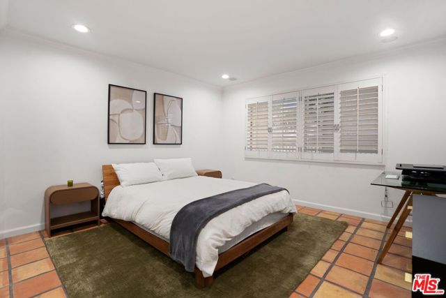 1015 N Kings Road, West Hollywood CA: https://media.crmls.org/mediaz/6f00d0ea-53f6-4ba9-99ec-404515c2fcd3.jpg
