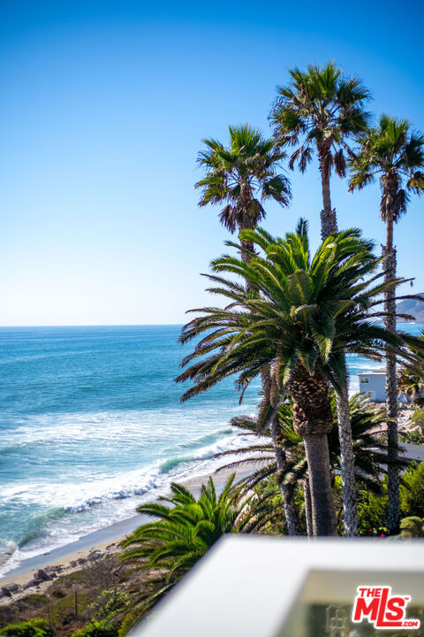 https://media.crmls.org/mediaz/6f01a5d6-8436-4f7f-be6c-8a2459521ea0.jpg?preset=X-Large