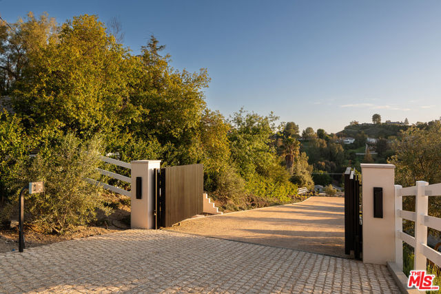24172 Lupin Hill Road, Hidden Hills CA: https://media.crmls.org/mediaz/6f020e34-c7e7-498c-a1c4-8314302b4a7d.jpg
