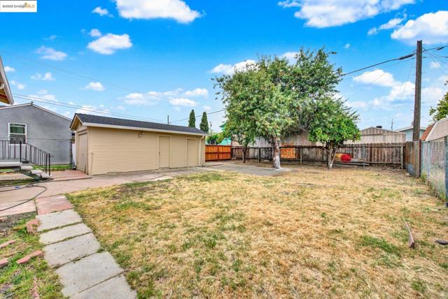 1009 106Th Ave, Oakland CA: https://media.crmls.org/mediaz/6f039e5a-5749-479a-a045-24ea75eebec1.jpg