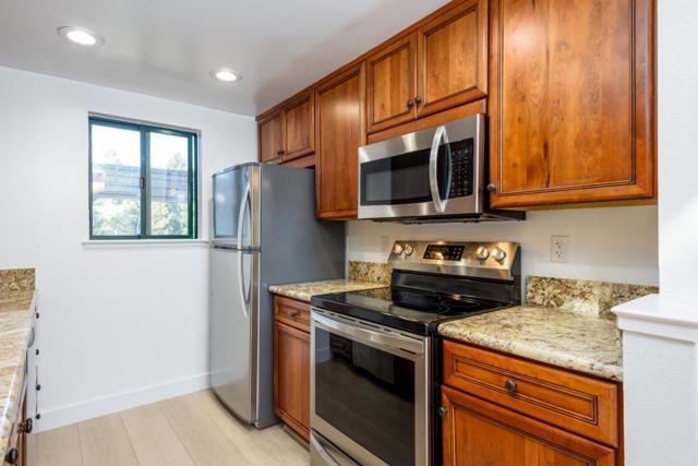32 Cove Lane, Redwood City CA: https://media.crmls.org/mediaz/6f03d9d0-27a4-4528-93ce-5943182edbda.jpg