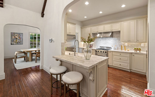 515 N Crescent Heights Boulevard, Los Angeles CA: https://media.crmls.org/mediaz/6f045481-89e7-47b4-bf9f-9a02c9dd3ac2.jpg