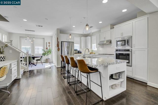 244 Selby Ln, Livermore CA: https://media.crmls.org/mediaz/6f054e97-1886-4170-b099-c435b257fa7c.jpg