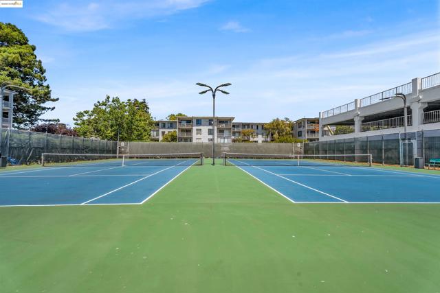 7 Commodore Dr, Emeryville CA: https://media.crmls.org/mediaz/6f056819-a0e1-43ce-8480-9eb721770cf4.jpg