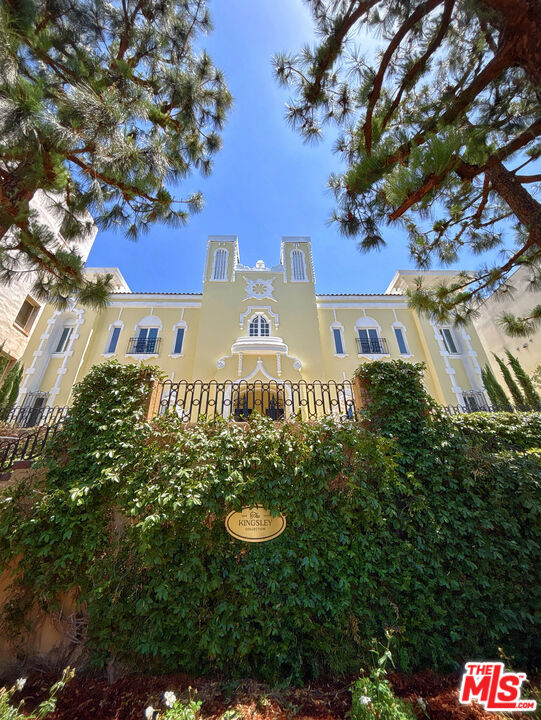 322 S Kingsley Drive, Los Angeles CA: https://media.crmls.org/mediaz/6f05e764-a98e-4326-be31-5517c3f9293b.jpg