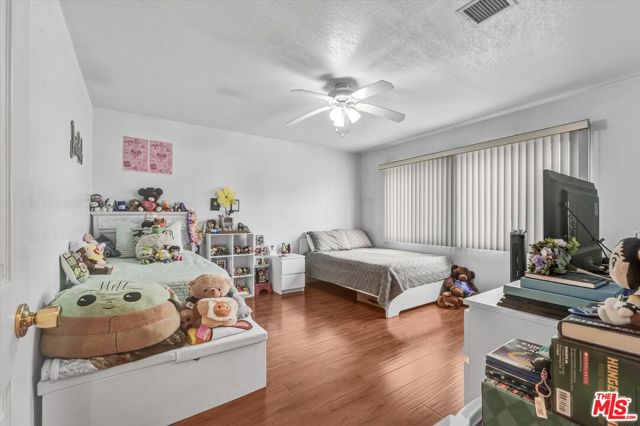 2463 Easy Avenue, Long Beach CA: https://media.crmls.org/mediaz/6f060fda-3497-4838-b1c6-e2aefa5d8081.jpg