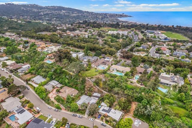8402 Sugarman Dr, La Jolla CA: https://media.crmls.org/mediaz/6f0694e4-9243-49be-a4f1-7c1d4ea9b495.jpg